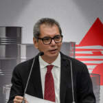 Hacienda sube a 77 dólares expectativa para el petróleo por conflicto en Medio Oriente