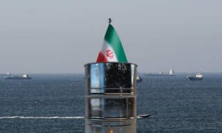 Petróleo se dispara casi 7% tras nuevos ataques de Irán y EU contra buques en el estrecho de Ormuz