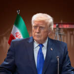 Petróleo se desploma tras pausa de ataques a Irán; EU espera la reapertura del estrecho de Ormuz