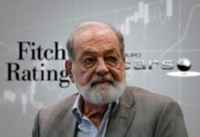 Carlos Slim enfrenta tres focos rojos en Grupo Carso, advierte Fitch