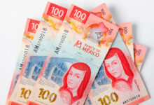 Los billetes falsos de 100 pesos carecen de los elementos de seguridad oficiales de Banxico.