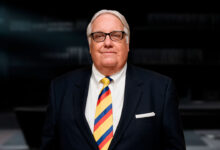 Howard Buffett preside el Consejo de Administración de Berkshire Hathaway desde el pasado viernes que renunció su padre / Fotoarte: Ericka Robles