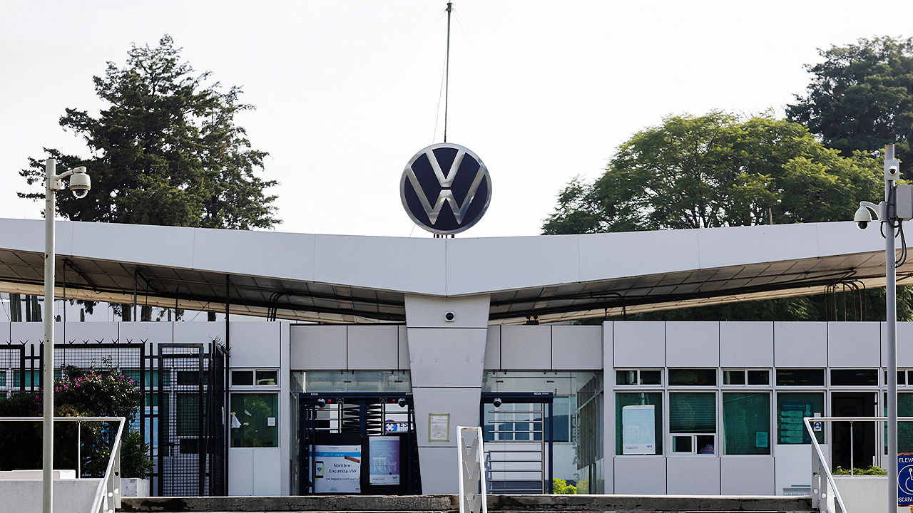 Volkswagen de México evita huelga tras aprobar aumento salarial de 8.24%